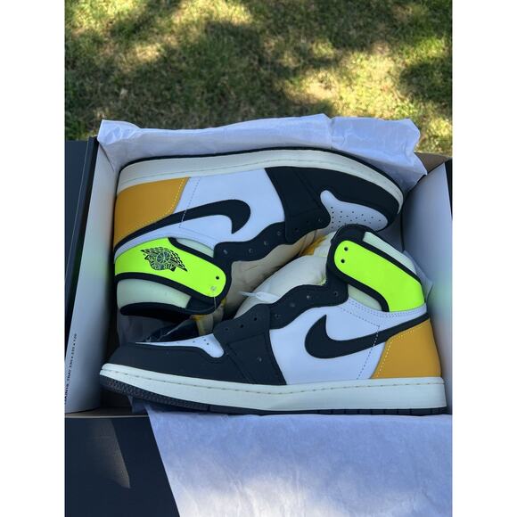 Brand New Nike Air Jordan Retro 1 Volt Gold 2021 Size 11 Authentic Black Toe OG main image 2